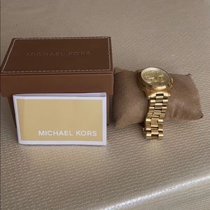 Michel kors needs new battery. In great condition